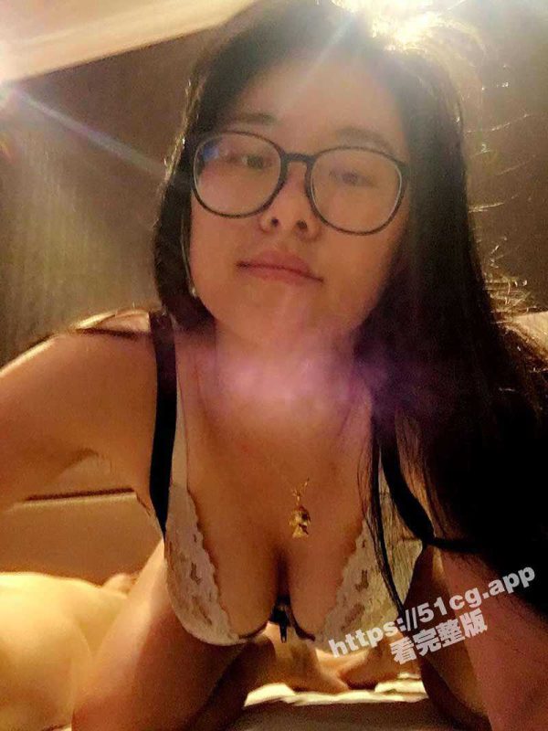 露脸才是王道！眼镜语文老师【丽姐】私生活极度反差与老公露脸性爱私拍泄密-51吃瓜网