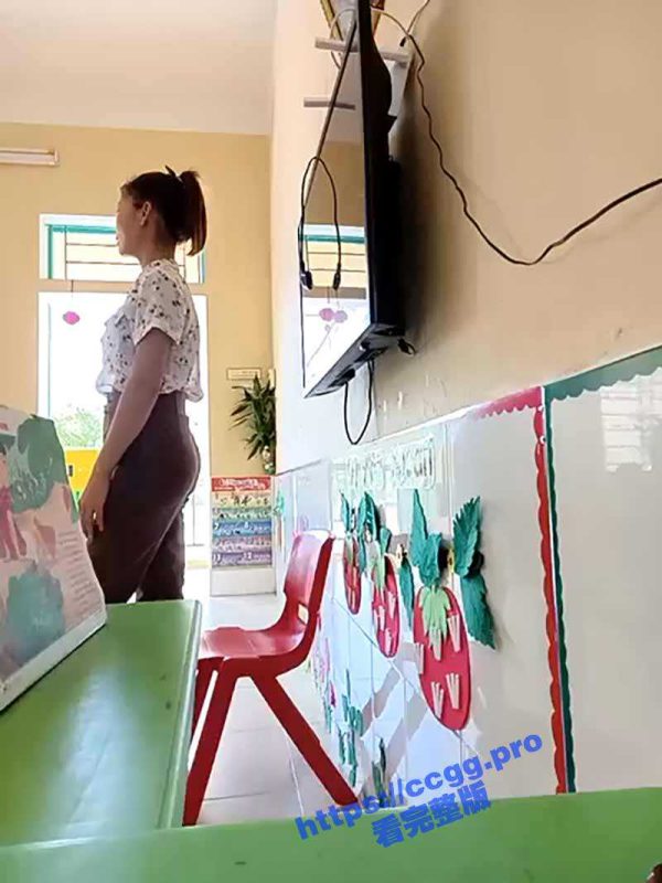 如此老师！国外幼师逼夹跳蛋 上课直播 为人师婊的老骚逼 寻求刺激无下限！-51吃瓜网