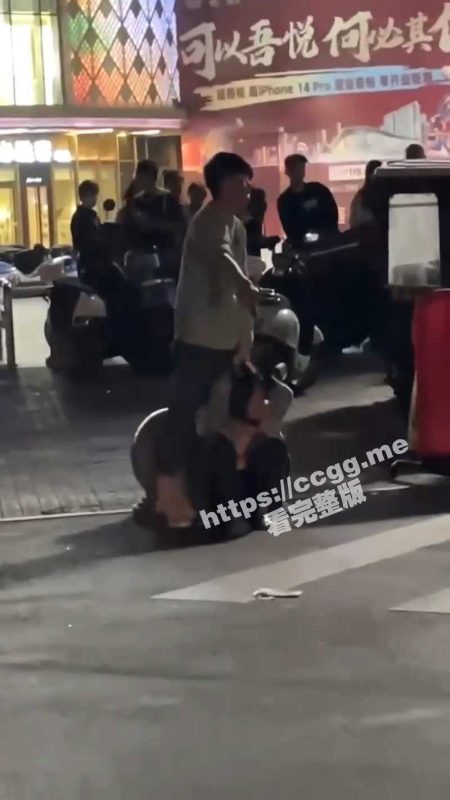河南安阳君悦广场 男子发现妻子出轨天降绿帽  一怒之下持刀爆锤淫妇！-51吃瓜网