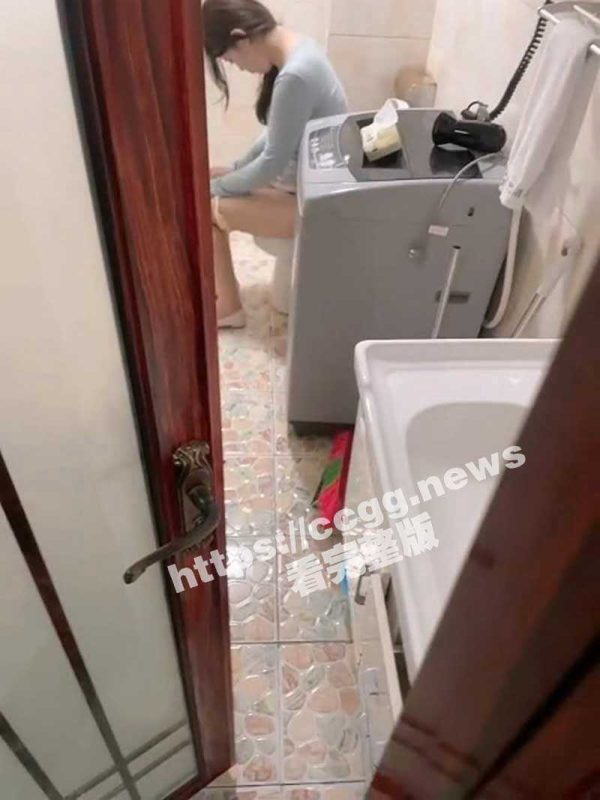 灌翻美女邻居，不顾幼儿园孩子在家，按在床上使劲爆操女邻居大屁股！-51吃瓜网