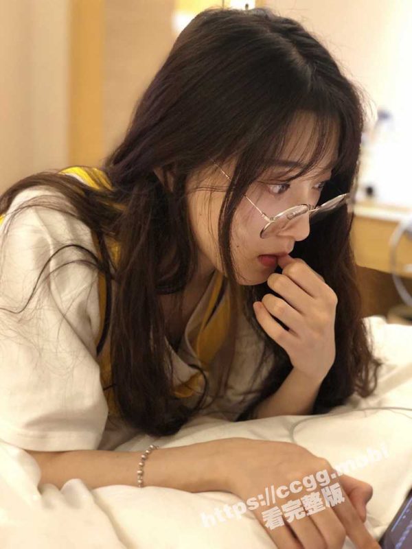 十个眼镜九个骚！高颜值纯欲风极品眼镜学生妹 背后却非常喜欢吃鸡 反差味十足！-51吃瓜网
