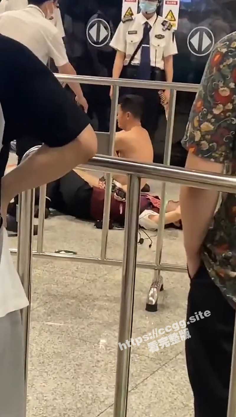 广西南宁地铁站 男子喝醉 强奸地铁服务员！ - 51吃瓜网-51吃瓜网
