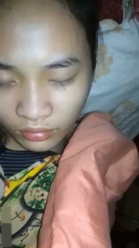 真实偷拍 禽兽父亲深夜趁女儿熟睡钻进女儿被窝 干得白浆四溢 无套内射女儿的嫩穴-51吃瓜网