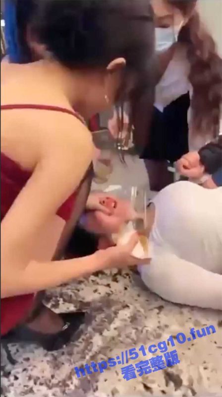 网流出乍舌成年人「性欺凌」影片事主遭数位女子强逼喂尿！超恐怖不安慎入-51吃瓜网