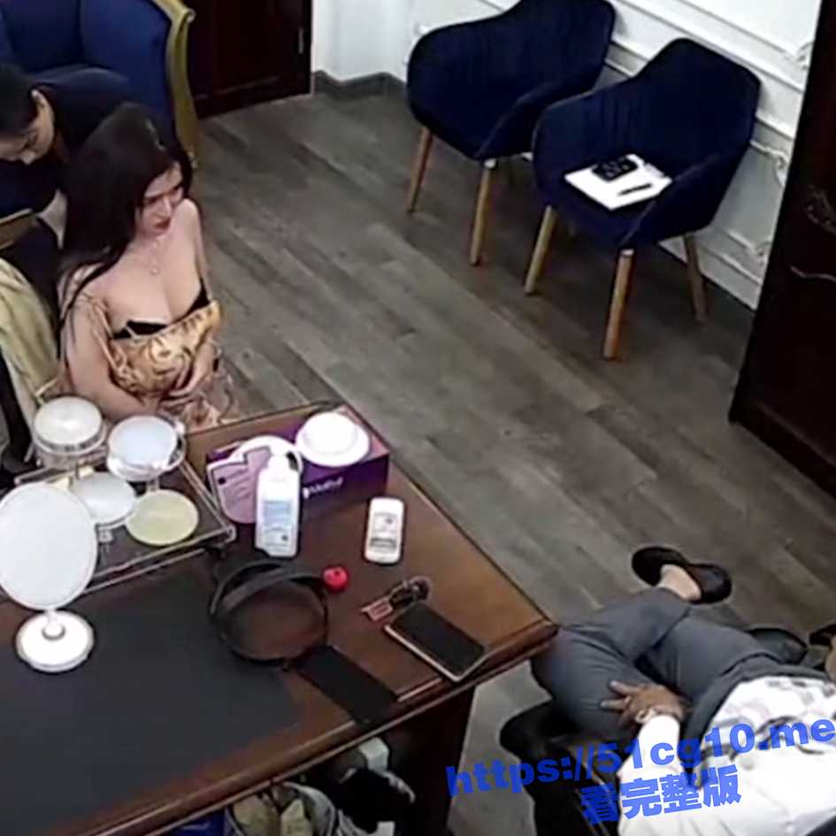 【破解摄像头】公司主管招聘女秘书要求先看胸围 并亲自用手摸 明目张胆的潜规则啊 - 51吃瓜网-51吃瓜网