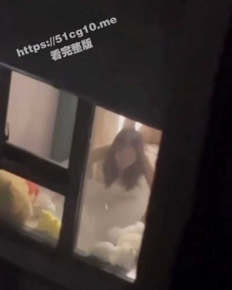 西昌丁家坝 小夫妻七夕在家里面啪啪忘记关窗帘 被有心人偷拍 直播性爱大战 真刺激！ - 51吃瓜网-51吃瓜网