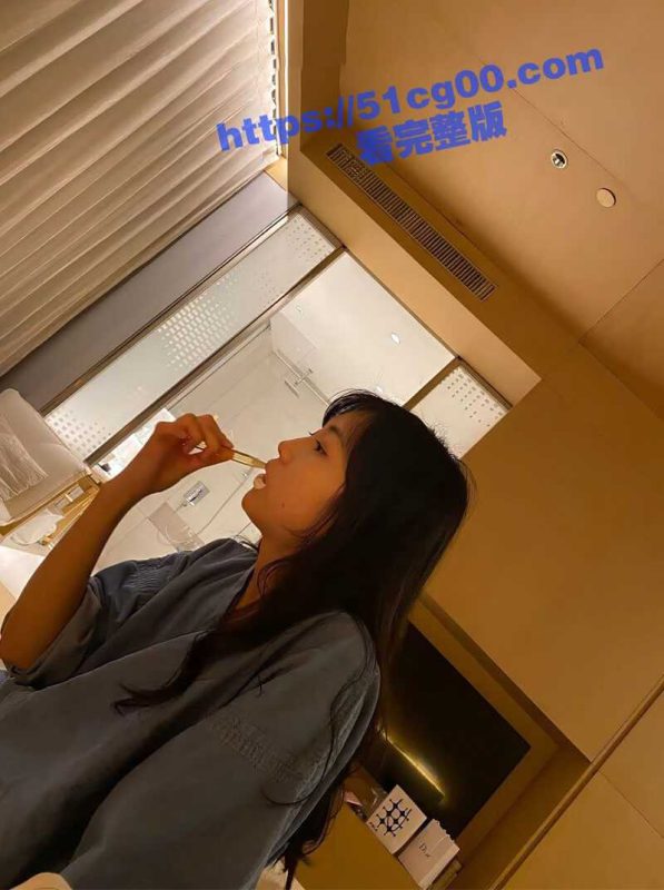 真实健身达人被土豪包养带到酒店豪宅啪啪啪，极品奶子蜜桃臀无毛嫩逼被各种玩弄，这就是有钱的人世界吗-51吃瓜网