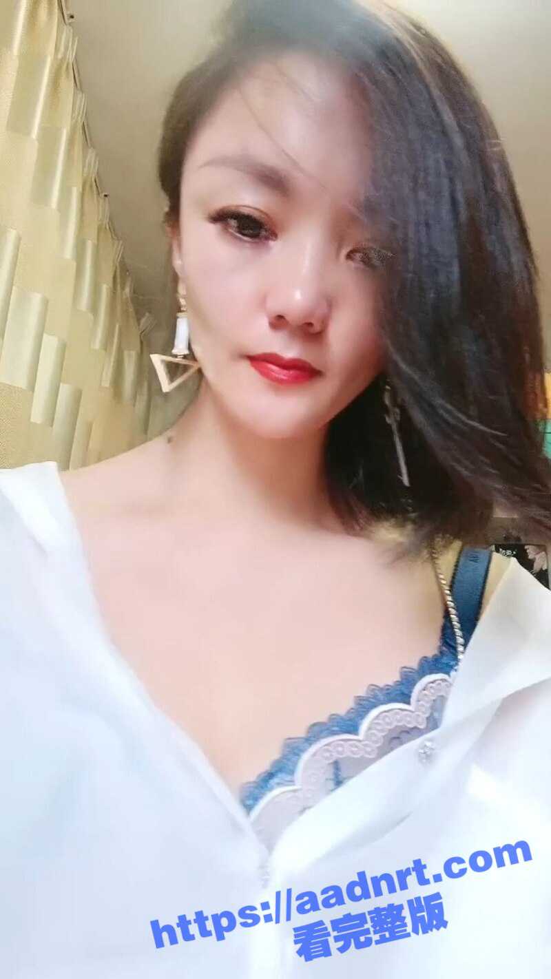 美娇娘在家露脸跟大哥激情啪啪 衣服都没脱完就被猴急的大哥按在厨房啪啪，边干边脱小娘子深喉大屌 真够骚 - 51吃瓜网-51吃瓜网