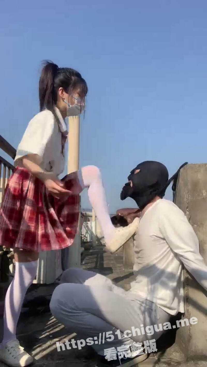 白丝萝莉少女 JK 天台调教男奴 白丝脚塞嘴小白鞋踩脸抽耳光吐口水 小萝莉的SM 你觉得享受嘛 - 51吃瓜网-51吃瓜网
