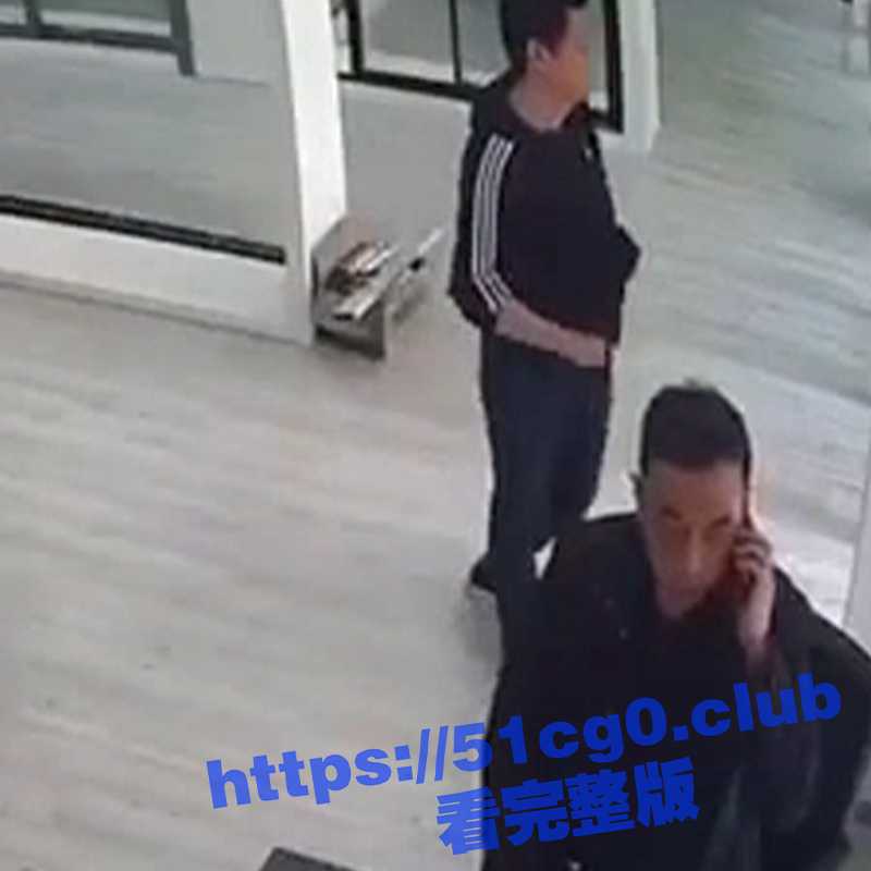 网传一员工在公司跟老板要工资无果后 掏出铁锤直接把老板爆头锤死 画面血腥！-51吃瓜网