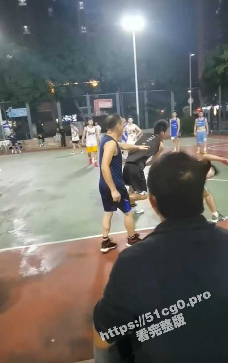 一拳超人！深圳平湖篮球场 两男子发生肢体冲突 一男子被抱摔后倒地抽搐！ - 51吃瓜网-51吃瓜网