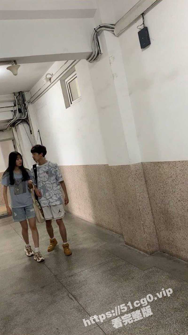 大学情侣感觉来了 直接跑进学校厕所操逼 没想到被人偷拍 最后还内射！ - 51吃瓜网-51吃瓜网
