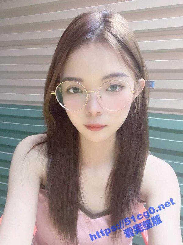 长江大学反差学妹 苏敏 外表高冷范 约出来几次直接拿下 眼镜妹果然是内心深处还是骚！-51吃瓜网