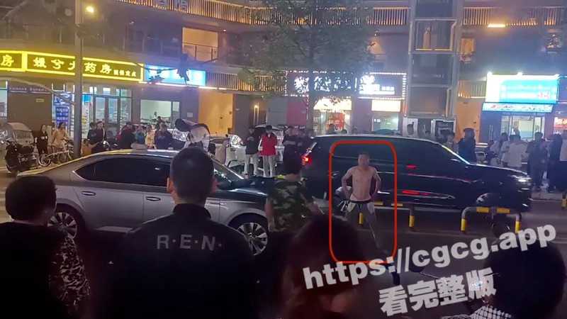 重庆爱琴海广场  性情大哥广场 闹市区 脱光全部衣服  裸体张狂叫嚣 真是个狠人！-51吃瓜网