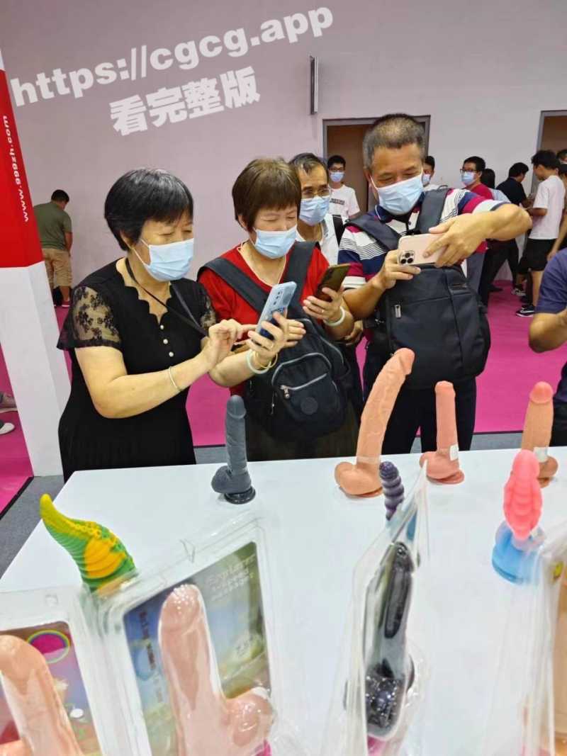 广州大型成人用品展 大奶模特各种无底线漏奶漏毛 大爷大妈忙着拍照 钟爱黑鬼的安琪儿竟然乱入会场！ - 51吃瓜网-51吃瓜网
