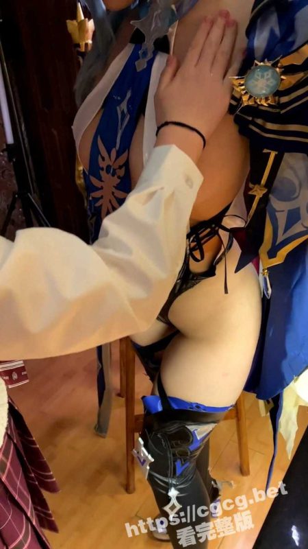 顶级cos女神 九言 新作 尤拉的酒馆！身体摸润滑油跪地拍摄 女上位坐在陌生人腿上！-51吃瓜网