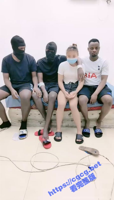 直播 黑白配 找了三个大老黑操两个精神小妹直播赚钱 黑皮公狗巨根塞嫩穴！-51吃瓜网