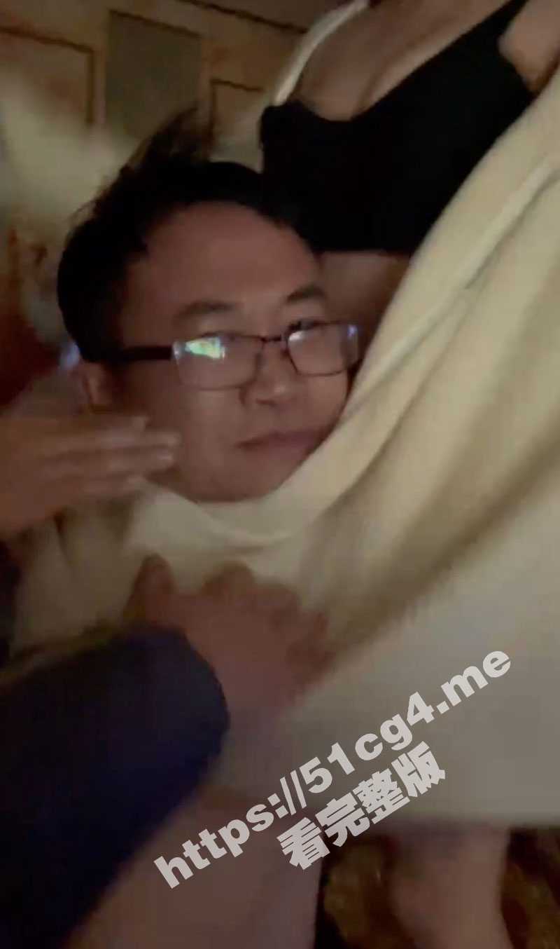山东滕州KTV事件！ KTV聚会太淫乱 酒后上头眼镜男当众扒下女伴衣服吃奶 不雅视频遭全网疯传 - 51吃瓜网-51吃瓜网