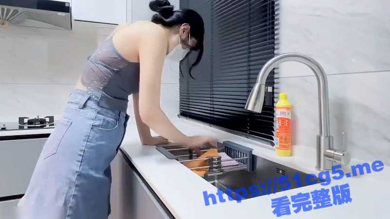 漂亮少妇吃鸡啪啪 在厨房干家务被后入内射  下面又紧又多水 小嘴被喂得饱饱的！-51吃瓜网