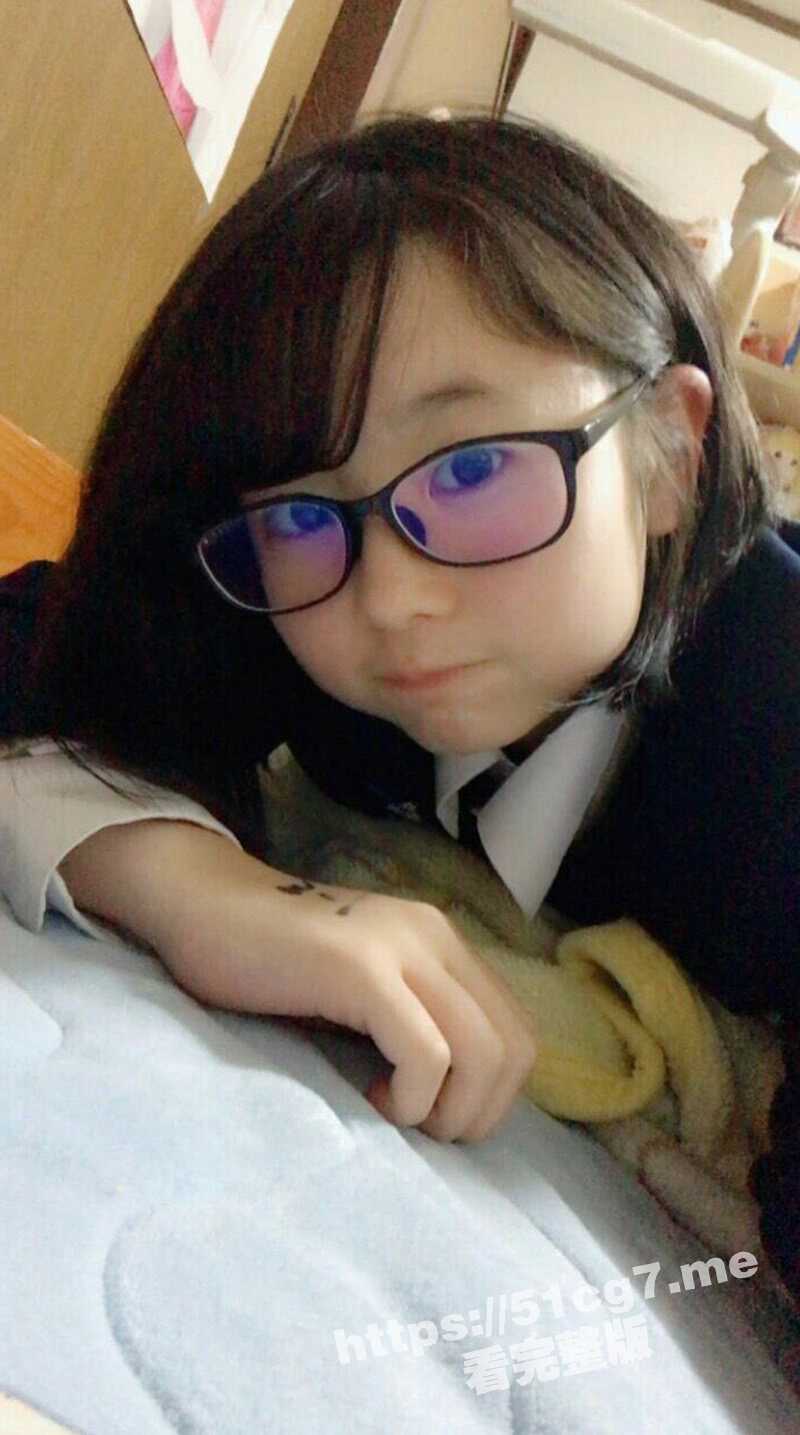 19岁眼镜学生妹 呆萌的乖乖女外表清纯 脱光了彻底释放欲望 掰开粉嫩逼逼自慰 自己的尿很好吗 - 51吃瓜网-51吃瓜网