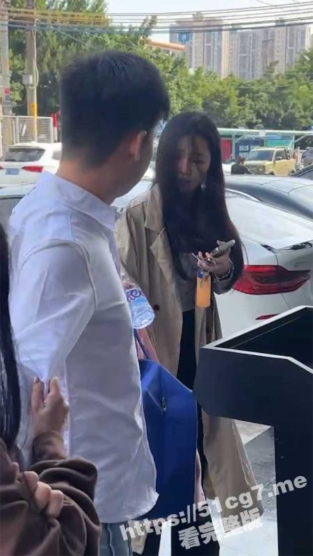 广东两女一男大闹街头 疑似男的脚踏两只船被发现了 女的上来就给男的一巴掌 太精彩了-51吃瓜网