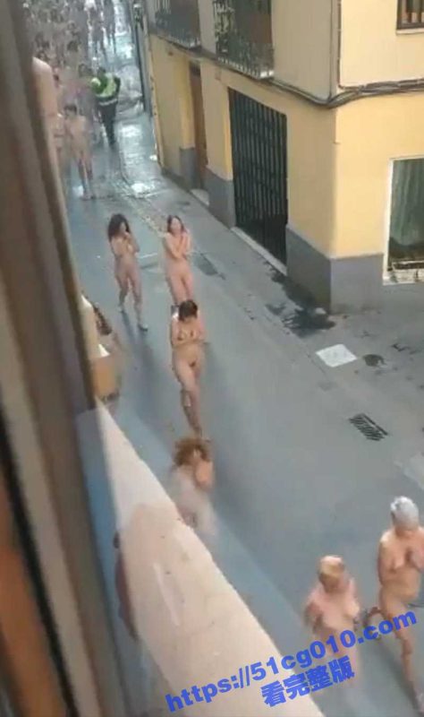 看不完看不完 根本看不完！巴伦西亚快闪族裸体日 大规模裸体女人出街 白花花的一片 简直要亮瞎眼了-51吃瓜网