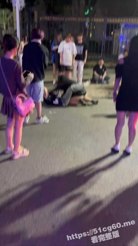 天津工体小仙女暴揍细狗！真是被按在地上打啊 小坦克真是厉害！-51吃瓜网