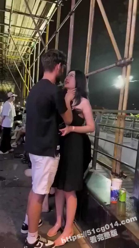 国内的你嫌变态要报警说别人猥亵了 国外的你倒是倒贴 瞅你那个逼样 也不过是个廉价骚鸡！-51吃瓜网