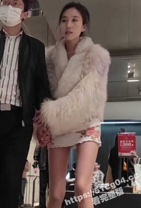 成都街拍抄底被包养大长腿小三 颜值姣好身材棒 齐逼短裙黑白内裤骚气得很 这美腿我好爱-51吃瓜网