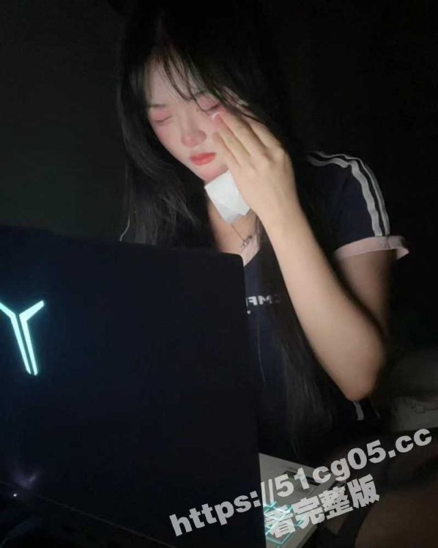 土豪约炮调教极品嫩妹 让她翘着蜜桃臀用肛塞插屁眼开发 金手指疯狂扣逼 大屁股也被打到红肿-51吃瓜网