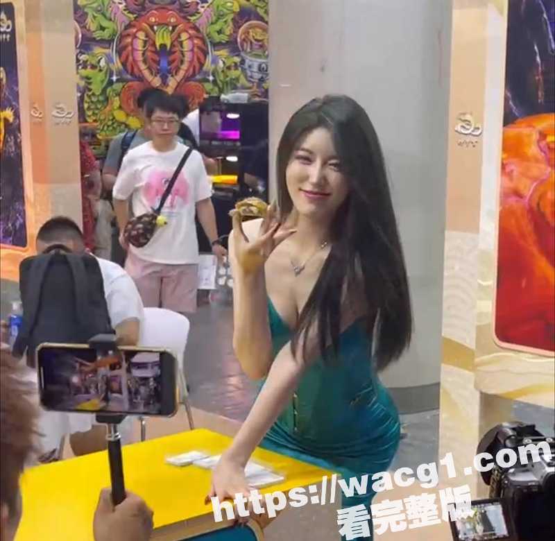 上海龟展现场 性感模特现场展示乌龟 别说还真是丰满性感呢 好想包养一只小龟龟哦 - 51吃瓜网-51吃瓜网