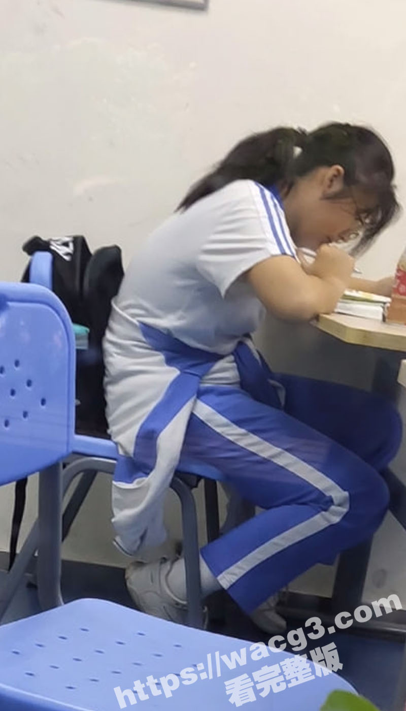 妹妹的成人礼！18岁的妹妹马上就要上大学 作为哥哥能给她最好的成人礼就是无套操翻她的粉鲍 - 51吃瓜网-51吃瓜网