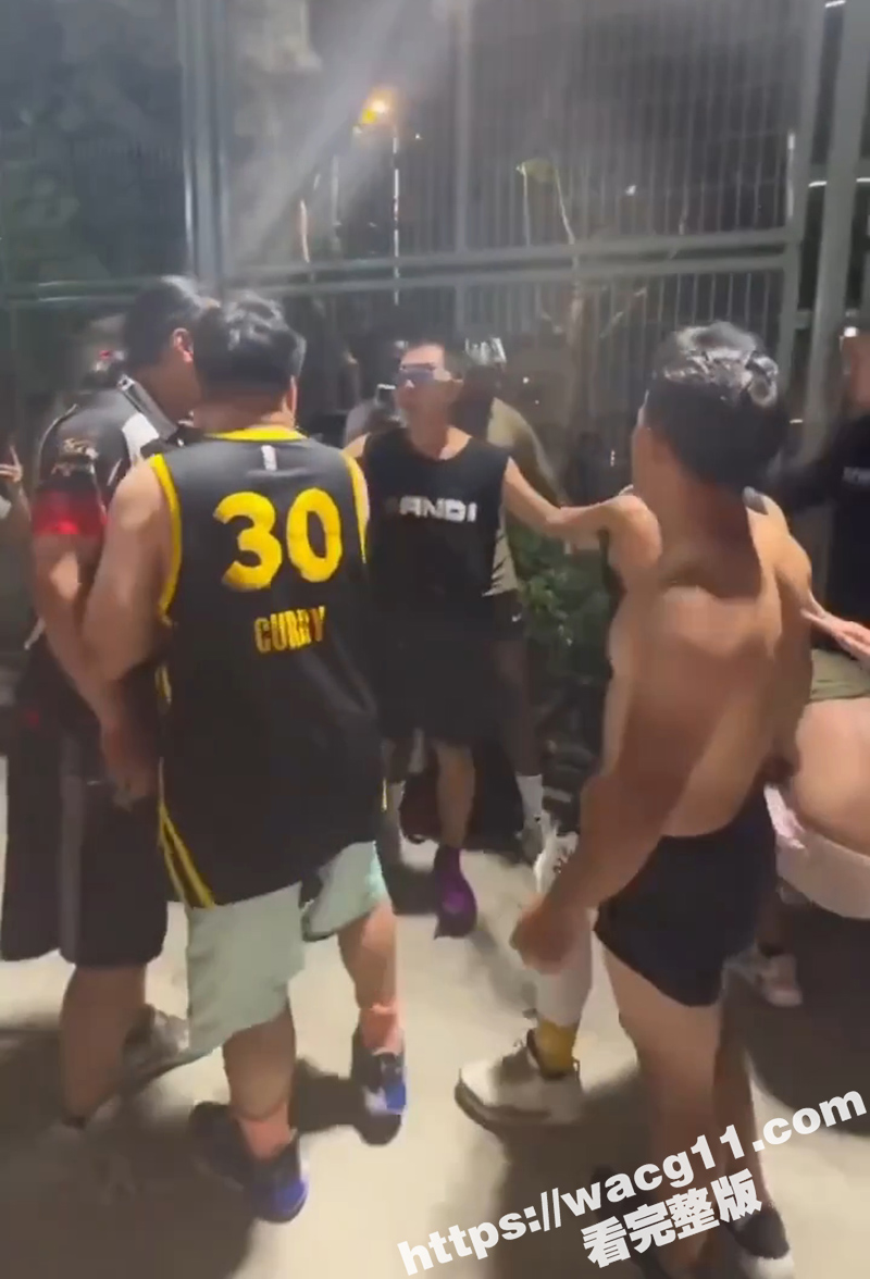 上海徐家汇公园 黑人网红弘文Tim 骂中国人老日本 还动手打人 现场却没一个中国人敢动手 - 51吃瓜网-51吃瓜网