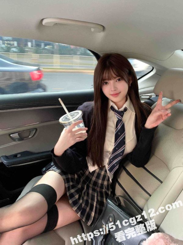 极品高颜值JK白袜少女 被掀起短裙后入 绝美蜜桃臀在大屌的猛烈冲撞下 响起啪啪的呻吟声！-51吃瓜网