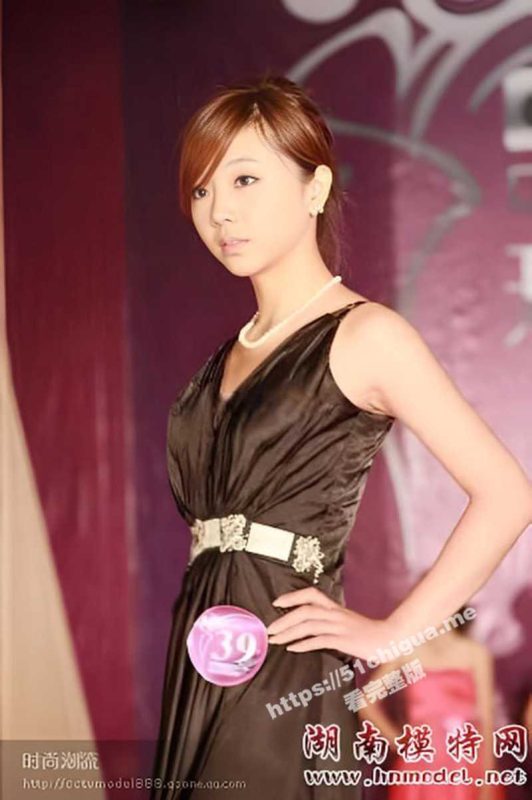 湖南艺校清纯大眼睛可爱小姐姐黑历史被曝光！生活中漂亮床上玩秒变母狗-51吃瓜网