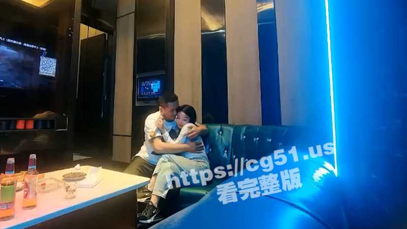 成都大三大学生妹在KTV里唱歌饮酒时性瘾犯了 半醉半醒之际 直接脱光给男主口爆 然后来一发-51吃瓜网